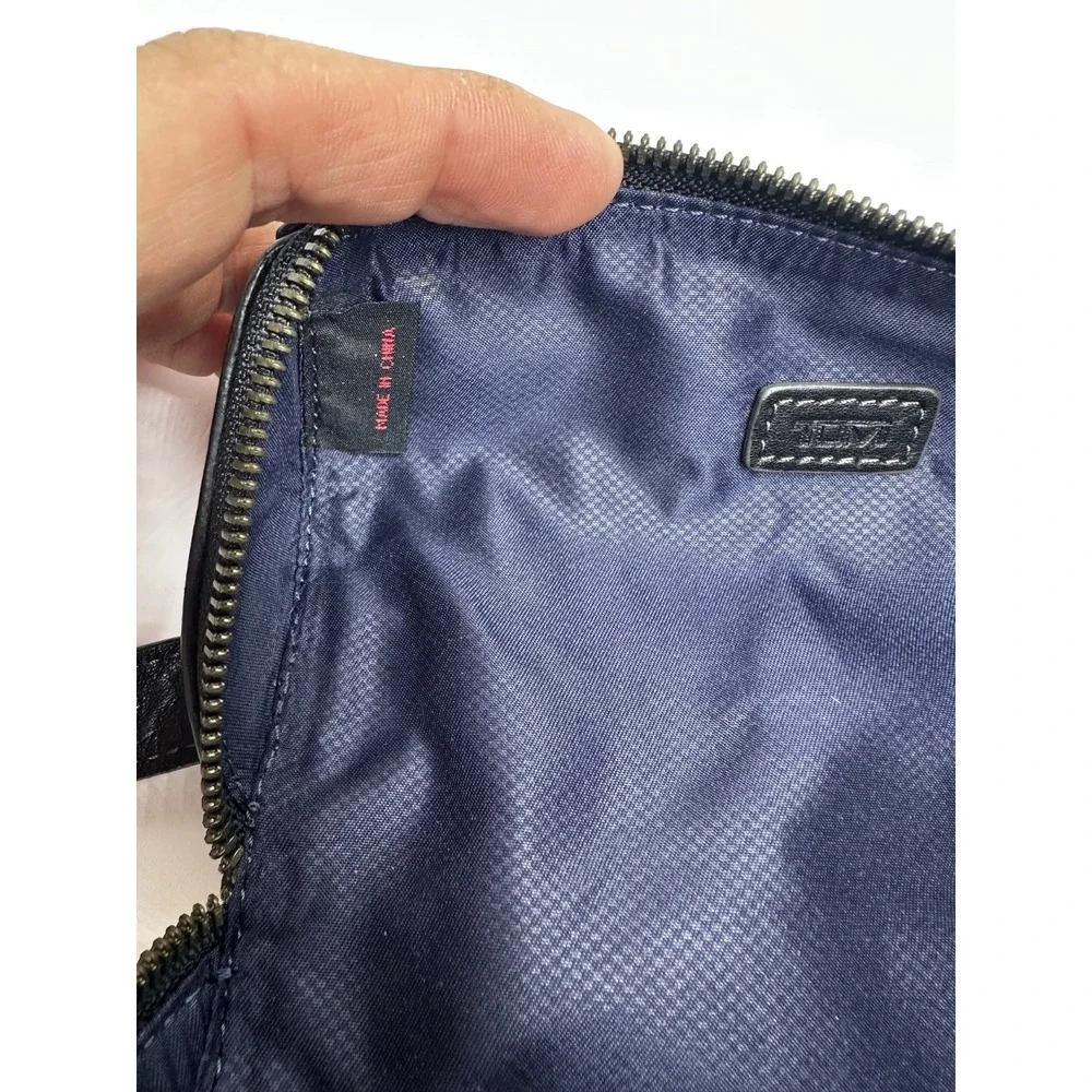 Tumi Black Leather Toiletry Kit Travel Bag Dopp Kit Round Zippered Loop Handle